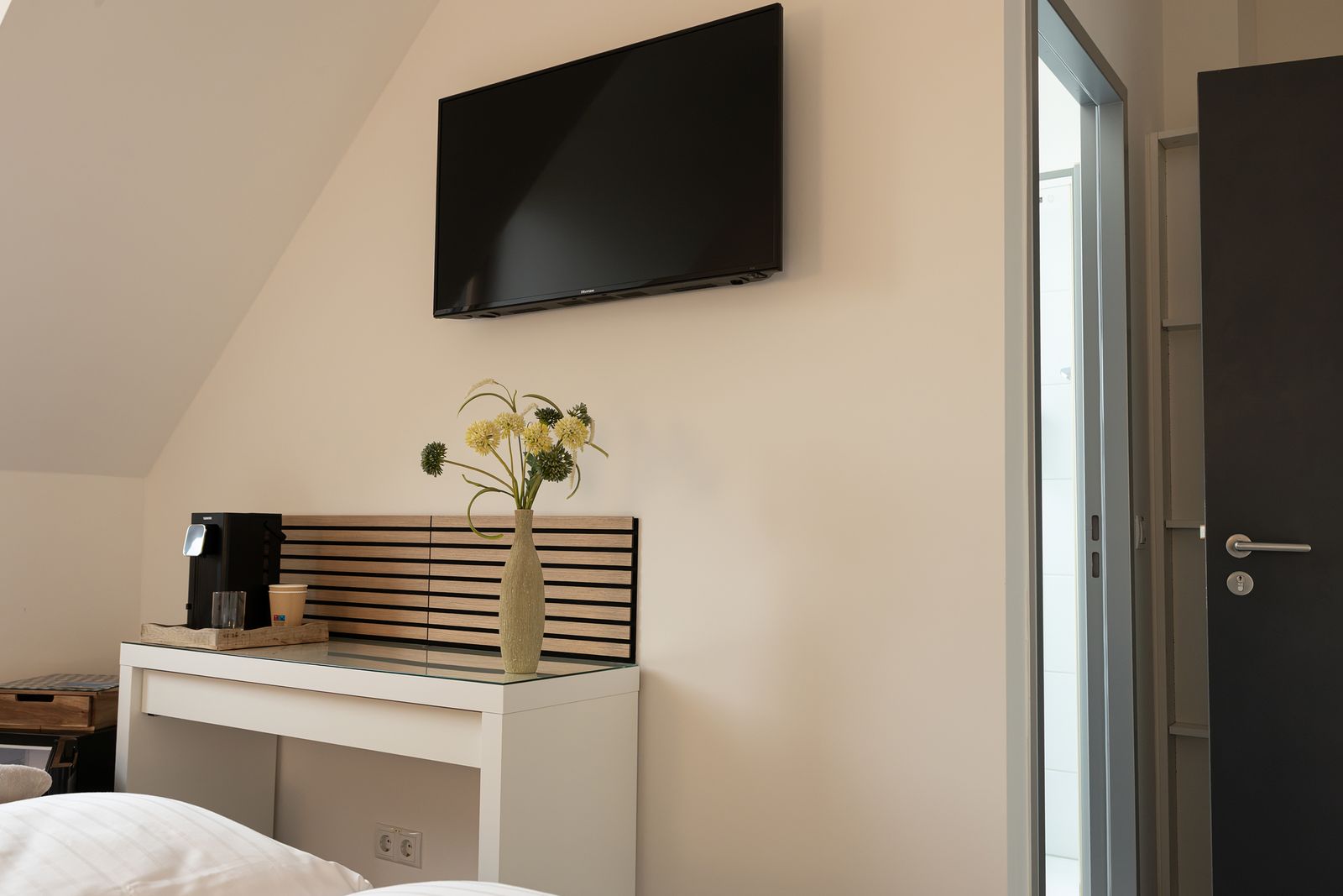 Schreibtisch mit TV und Kaffee-Ecke